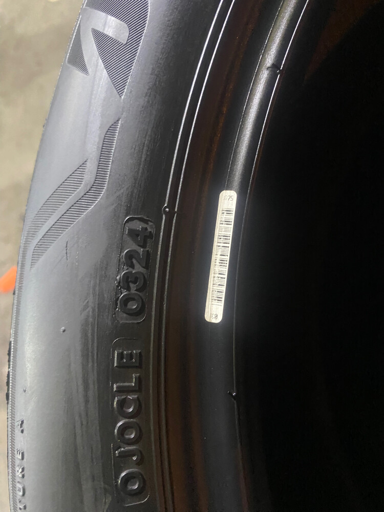 235/50/21 Brigestone tyre 30203371  - 2