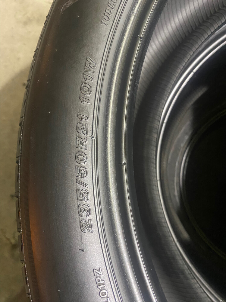 235/50/21 Brigestone tyre 30203371  - 1