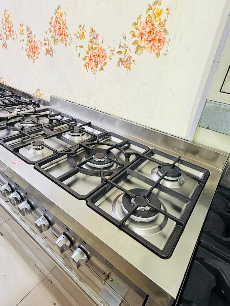 Gleam Heavy duty stove like new - 2