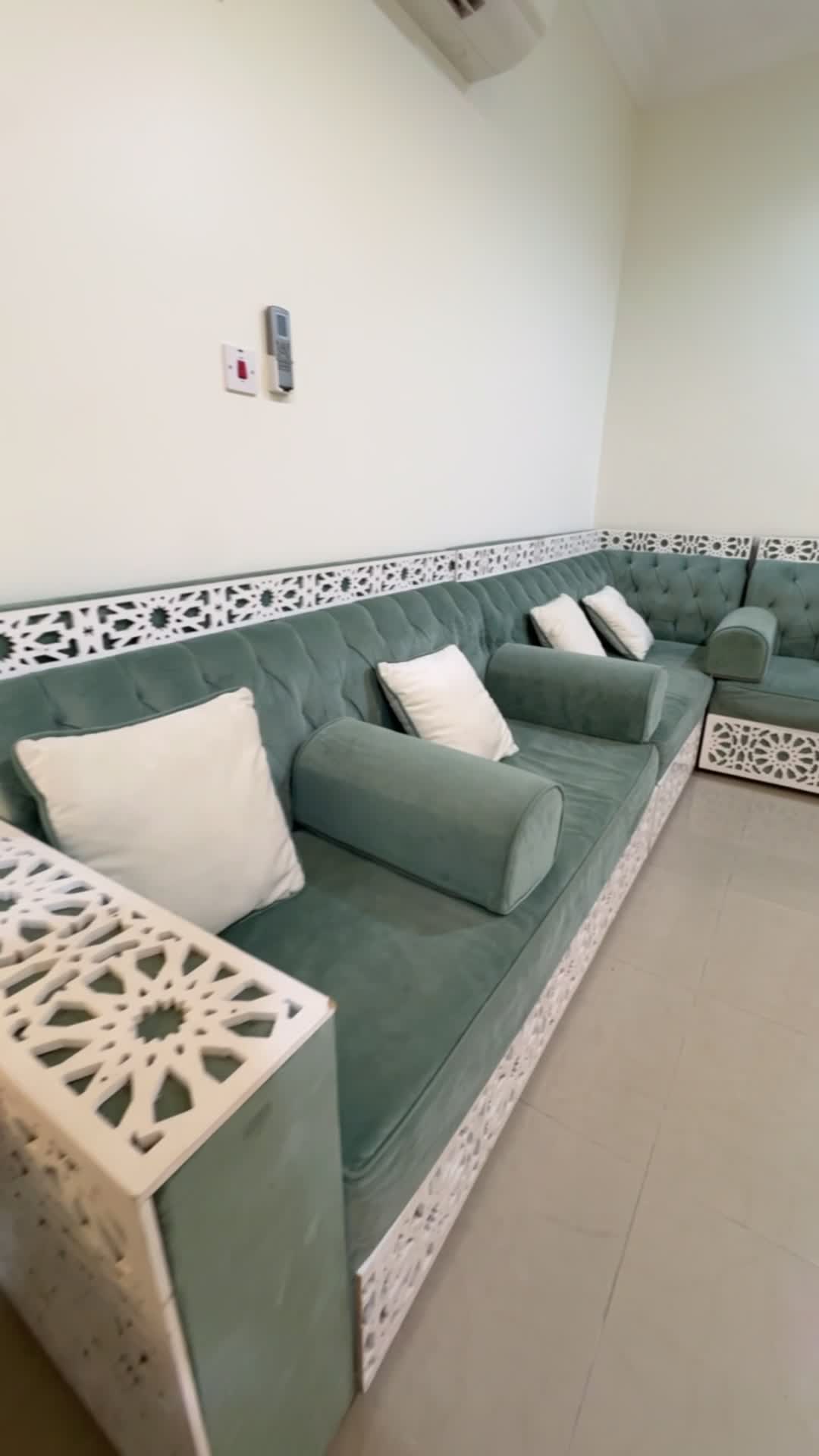 كنب ومكتبة بحالة ممتازة ونظيفه - 1