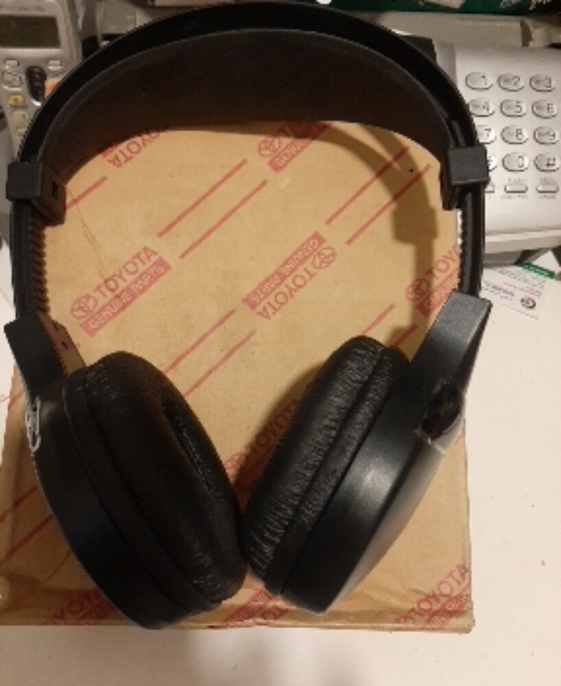 Toyota car wireless head phone - 1