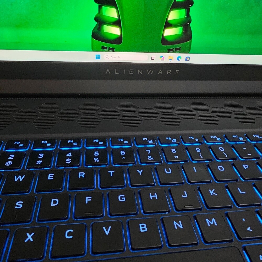 Dell alienwar m16 r1 i9 - 1