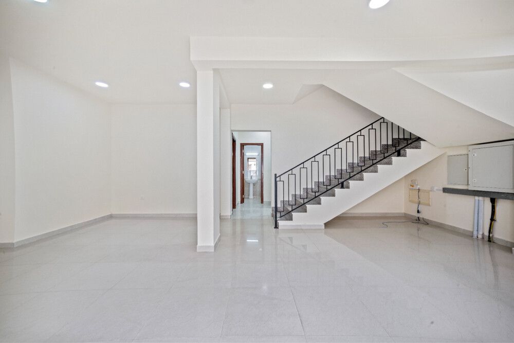  Villa For Rent in Abu Hamour  - 2
