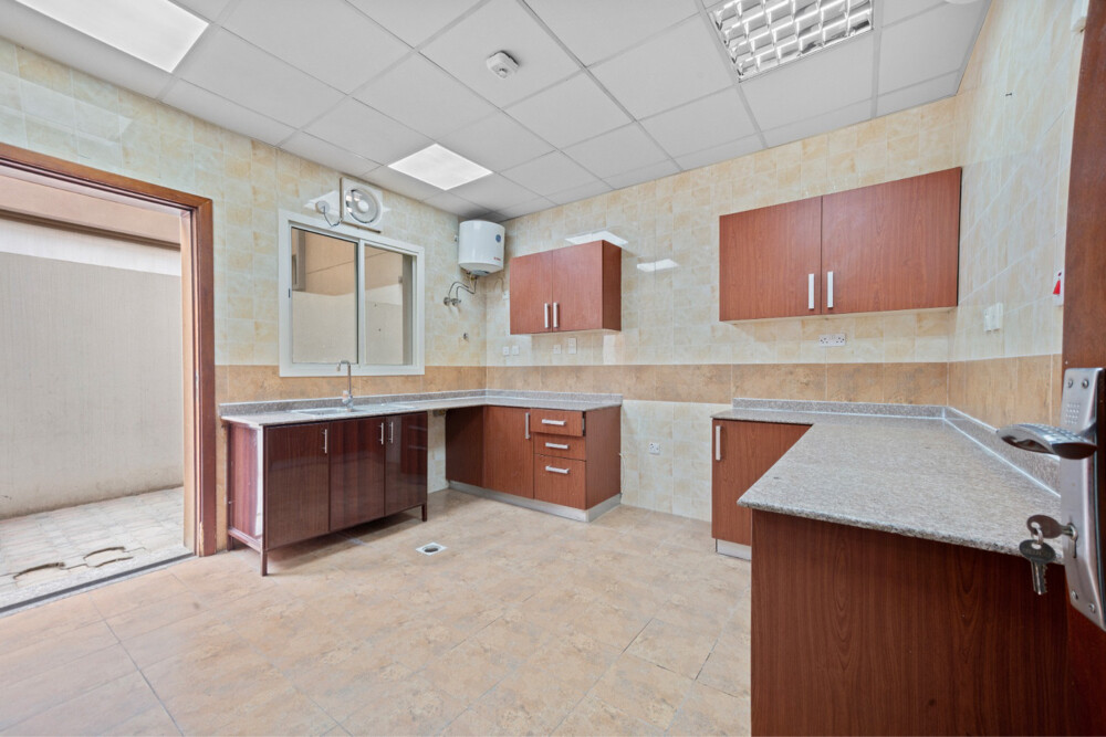  Villa For Rent in Abu Hamour  - 1