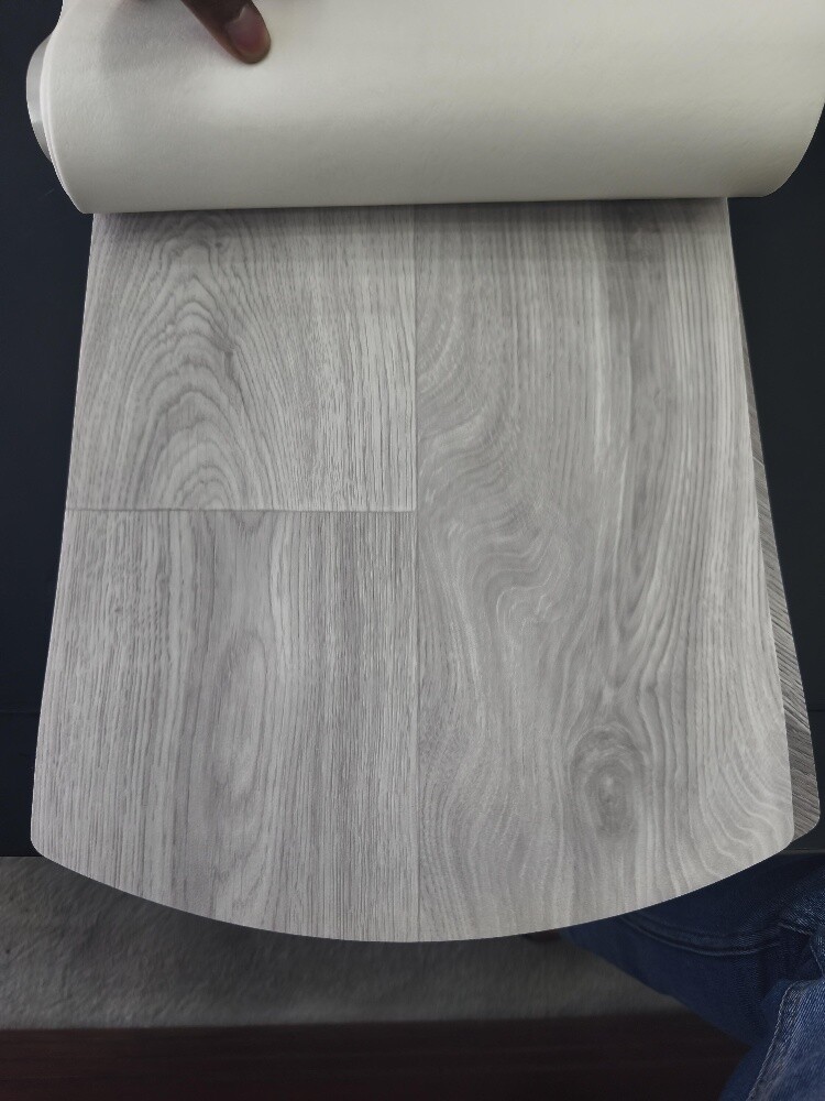 High-quality vinyl flooring. - 25