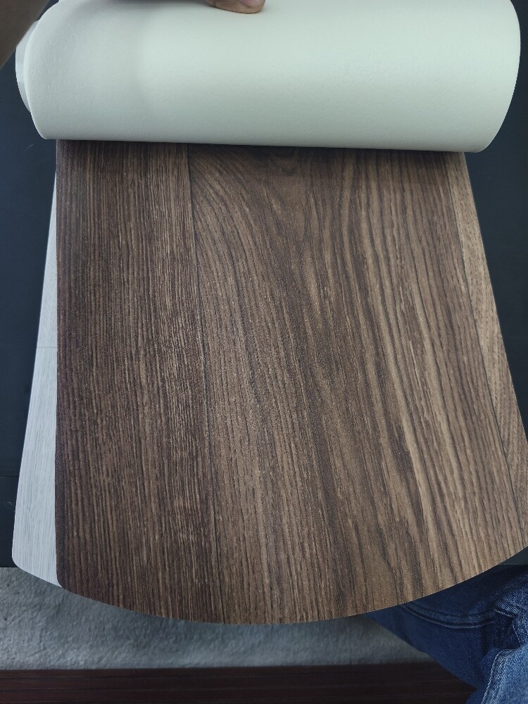High-quality vinyl flooring. - 27