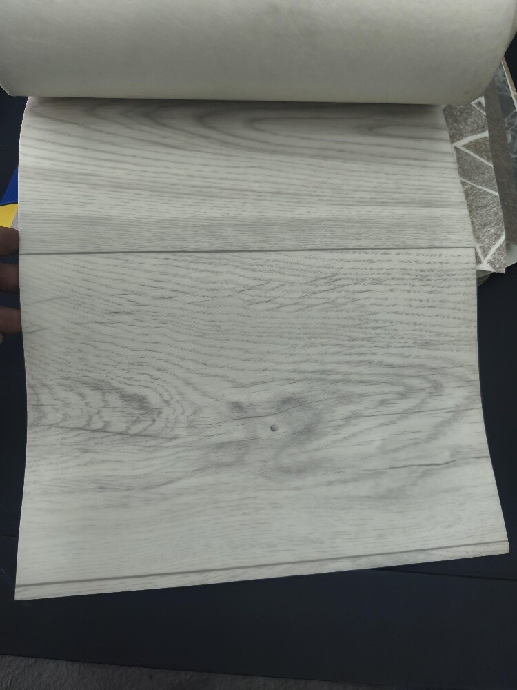 High-quality vinyl flooring. - 11