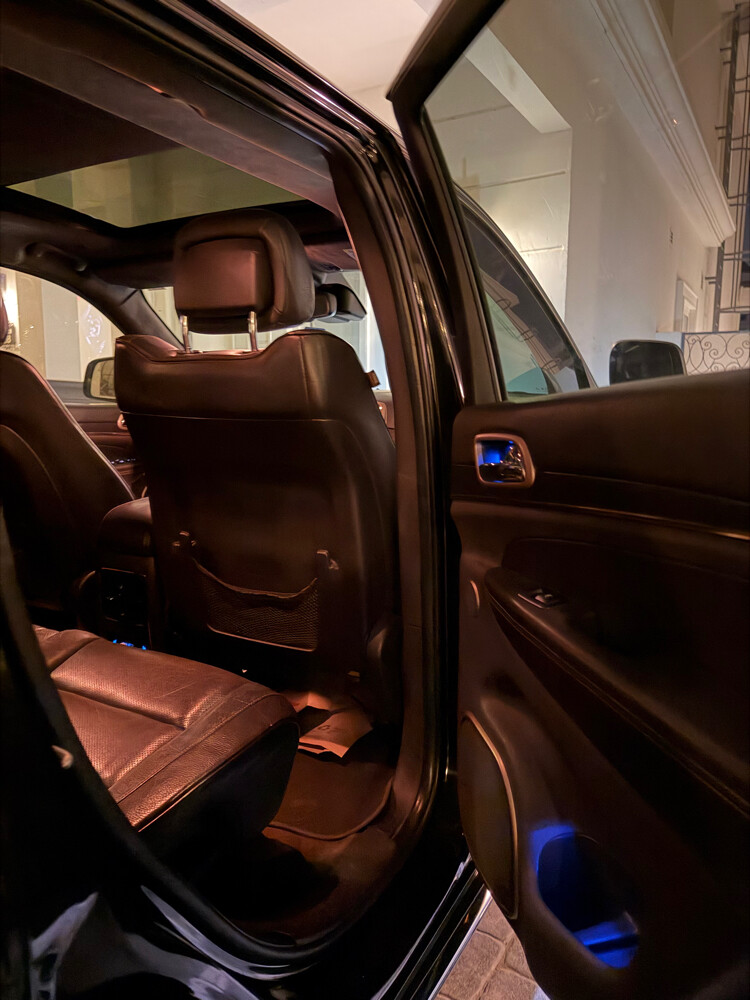 Grand Cherokee Summit- 5.7L HEMI V8 - 7
