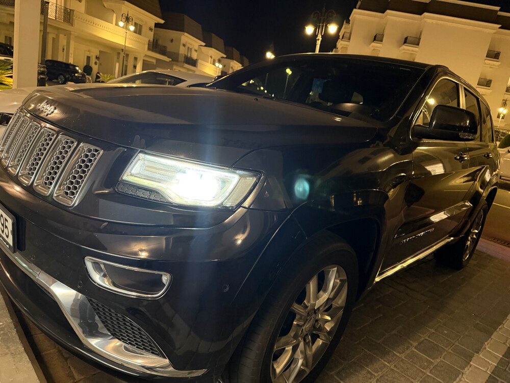 Grand Cherokee Summit- 5.7L HEMI V8 - 9
