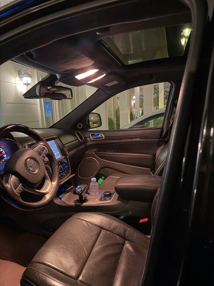 Grand Cherokee Summit- 5.7L HEMI V8 - 2