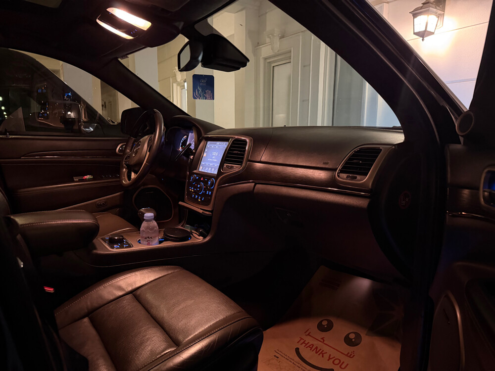 Grand Cherokee Summit- 5.7L HEMI V8 - 8