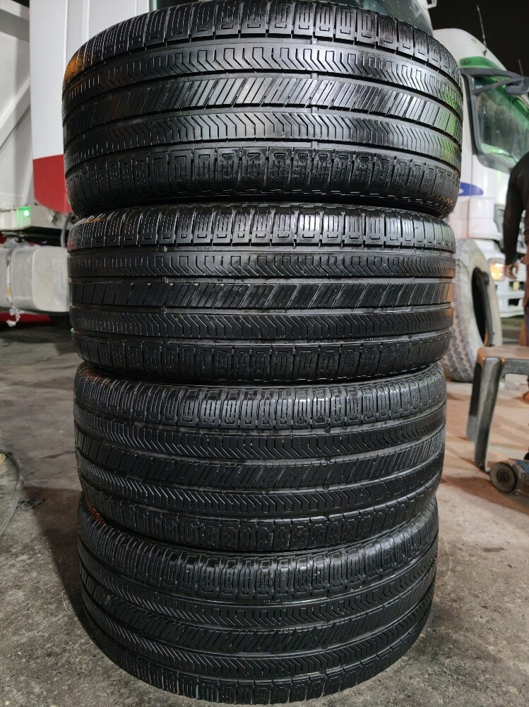 275/40/22 Pirelli Tyre - 2
