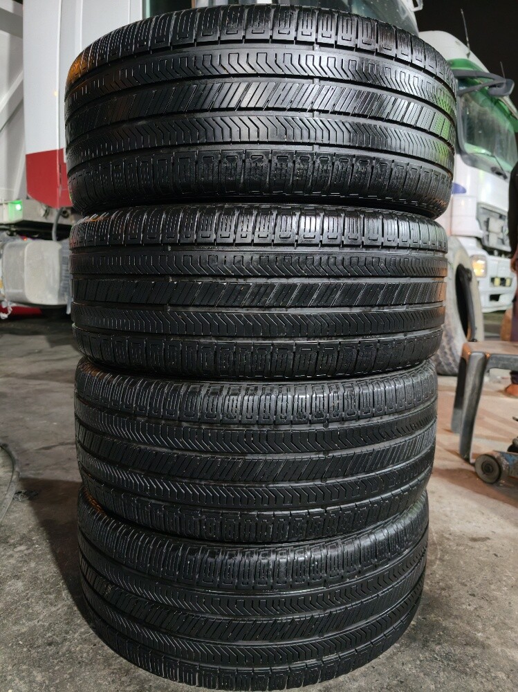 275/40/22 Pirelli Tyre - 5