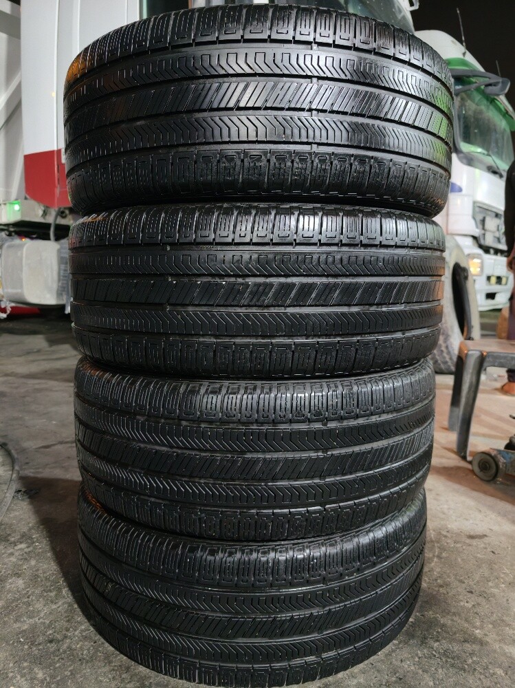275/40/22 Pirelli Tyre - 1