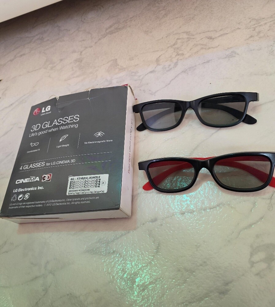 LG 3D TV 55" FOR SALE 6 3D GLASS - 4