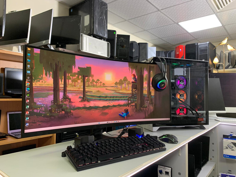 High End Gaming PC Curved Monitor - 7