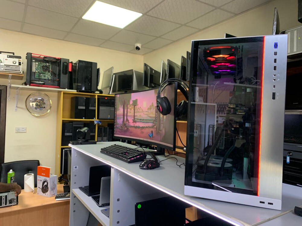 High End Gaming PC Curved Monitor - 10