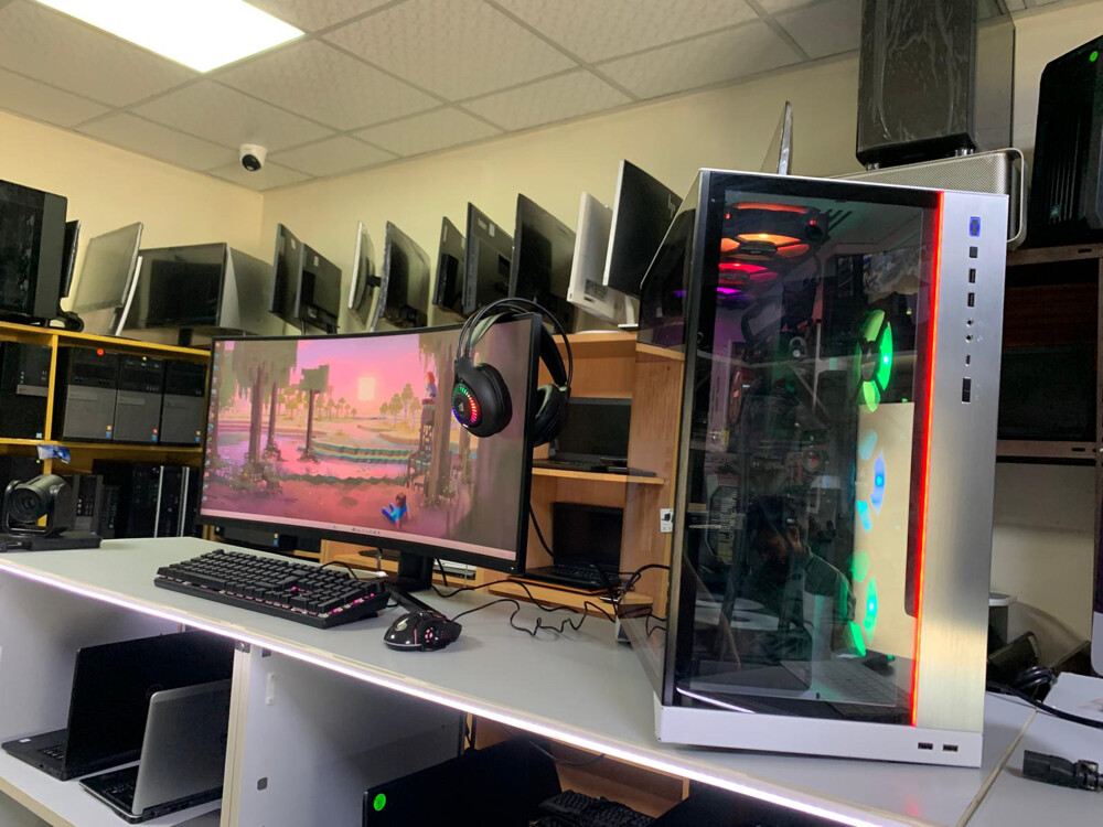 High End Gaming PC Curved Monitor - 9