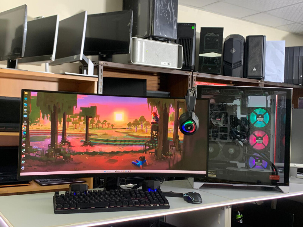 High End Gaming PC Curved Monitor - 8