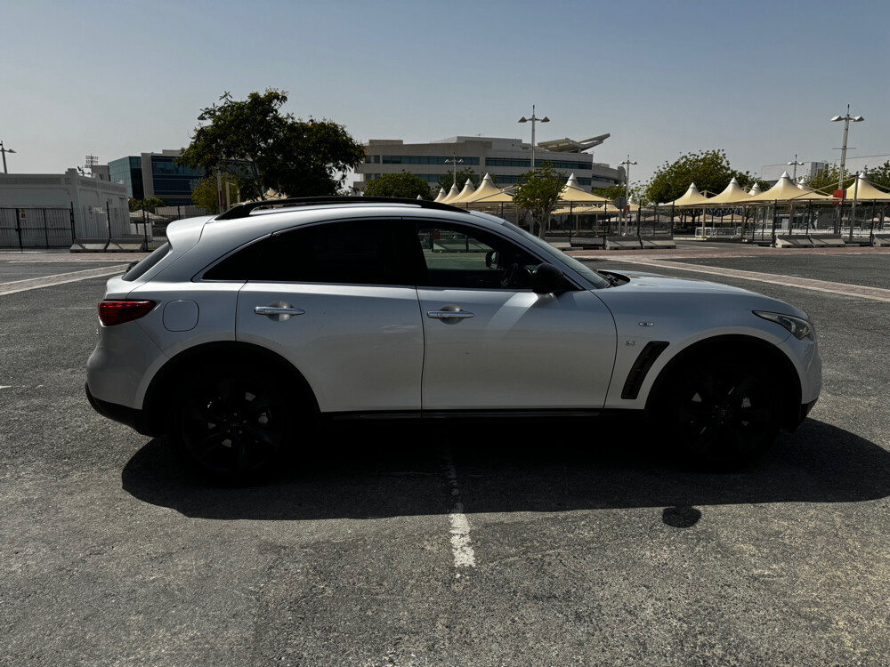Sale - Infiniti QX70S 2015 -130k km - 3