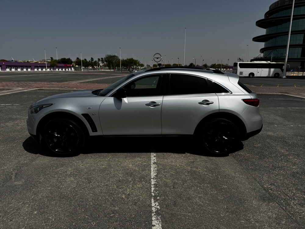 Sale - Infiniti QX70S 2015 -130k km - 2