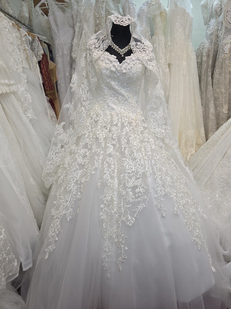Costly model wedding dress for rent - 2