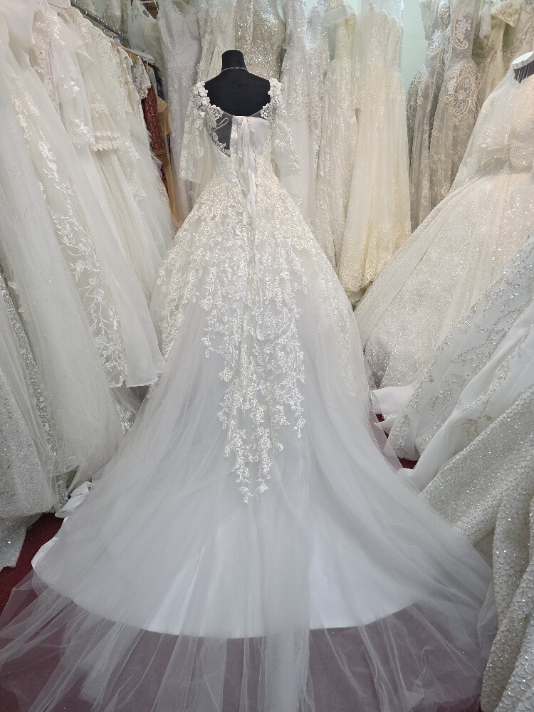 Costly model wedding dress for rent - 4
