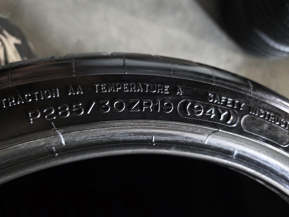 285/30/19 Michelin Tyre - 3