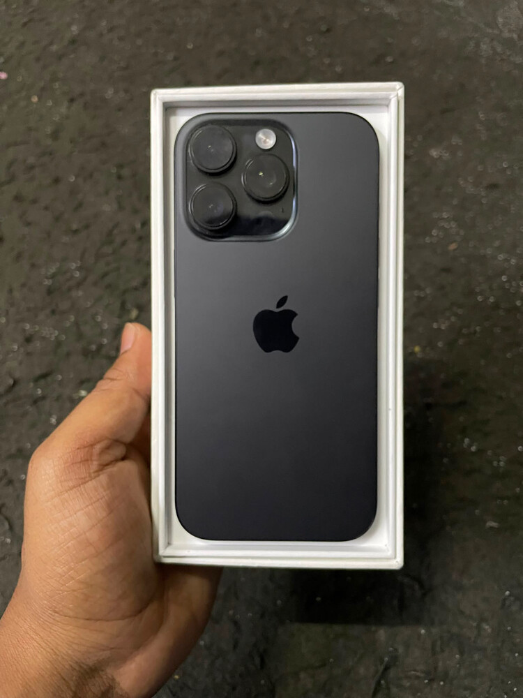 I phone 16 pro 128 . Black - 6