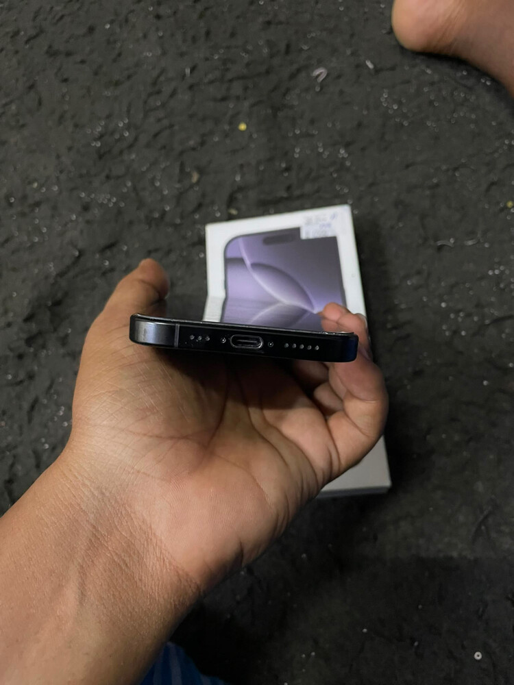 I phone 16 pro 128 . Black - 5