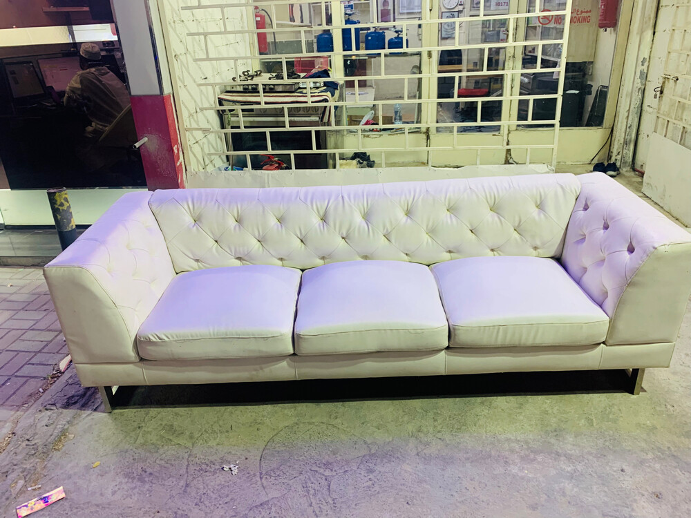 white faux-Leather chesterfield  - 2