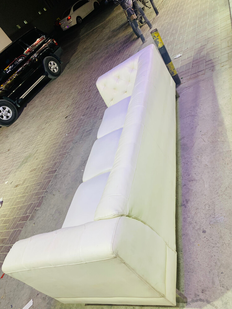 white faux-Leather chesterfield  - 4