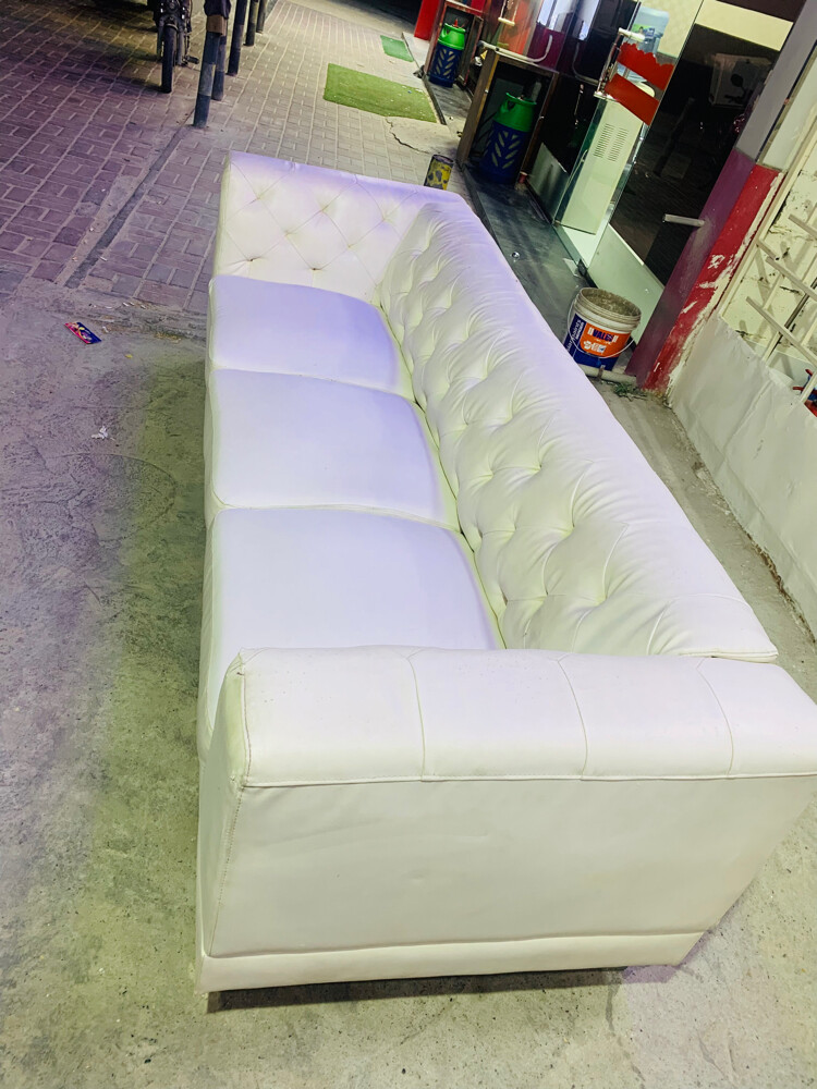 white faux-Leather chesterfield  - 3