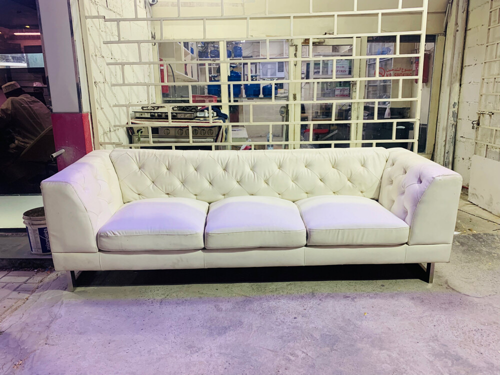 white faux-Leather chesterfield  - 1