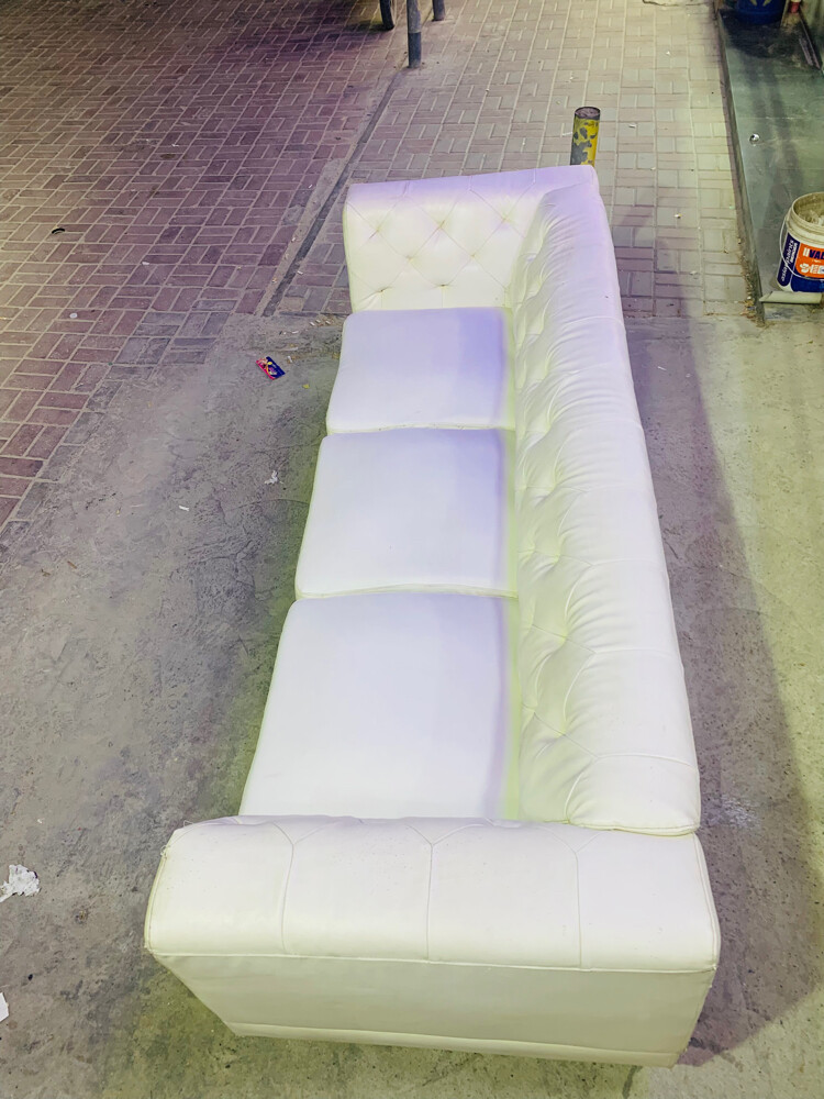 white faux-Leather chesterfield  - 5