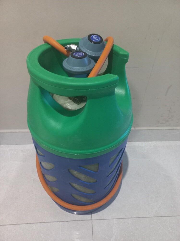 Gas cylinder 12 + 2 regulator + pip - 1