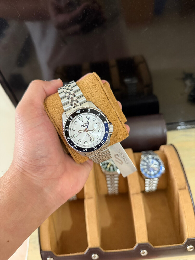 FOR SALE BRAND NEW SEIKO 5 GMT - 6