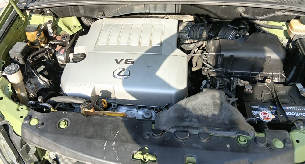 Lady owned Lexus Rx 350 - 2