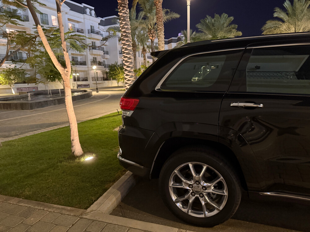 Grand Cherokee Summit- 5.7L HEMI V8 - 12