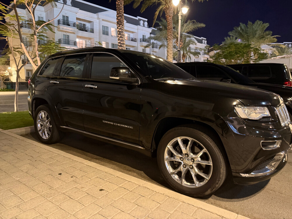 Grand Cherokee Summit- 5.7L HEMI V8 - 13