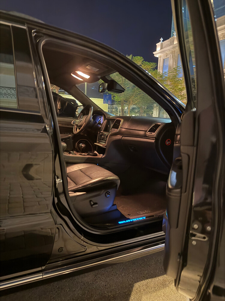 Grand Cherokee Summit- 5.7L HEMI V8 - 10