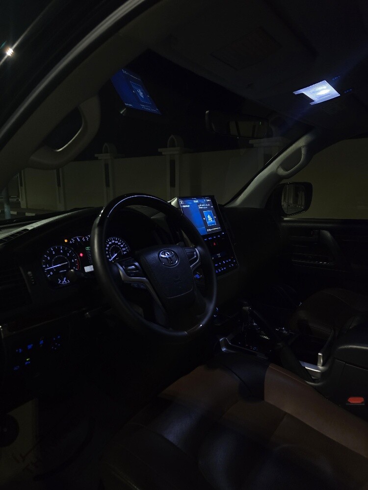 Low km Landcruiser V8 Black Edition - 9