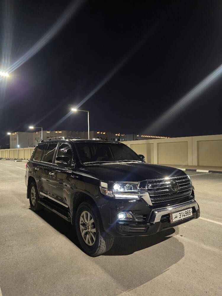 Low km Landcruiser V8 Black Edition - 1
