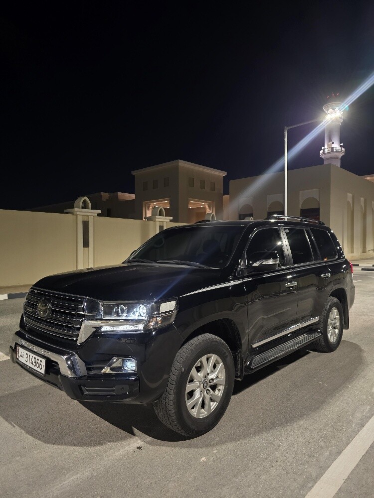 Low km Landcruiser V8 Black Edition - 3