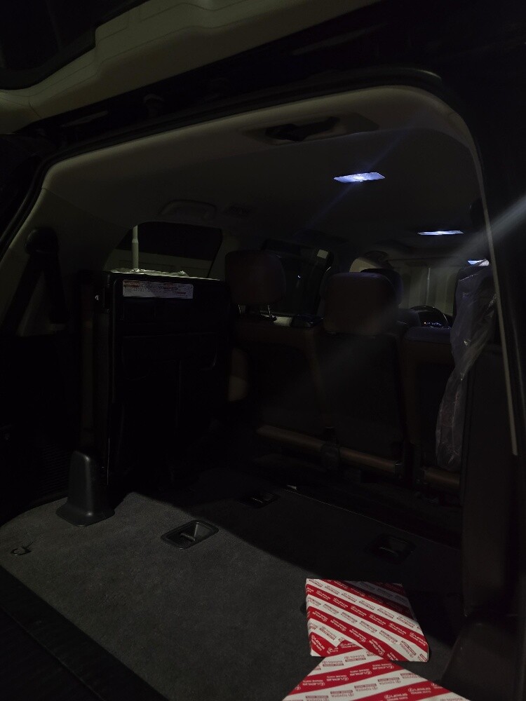 Low km Landcruiser V8 Black Edition - 12