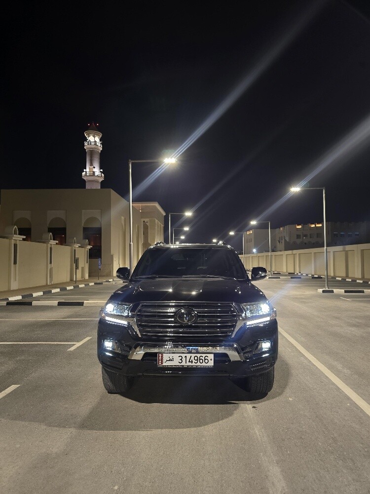 Low km Landcruiser V8 Black Edition - 2