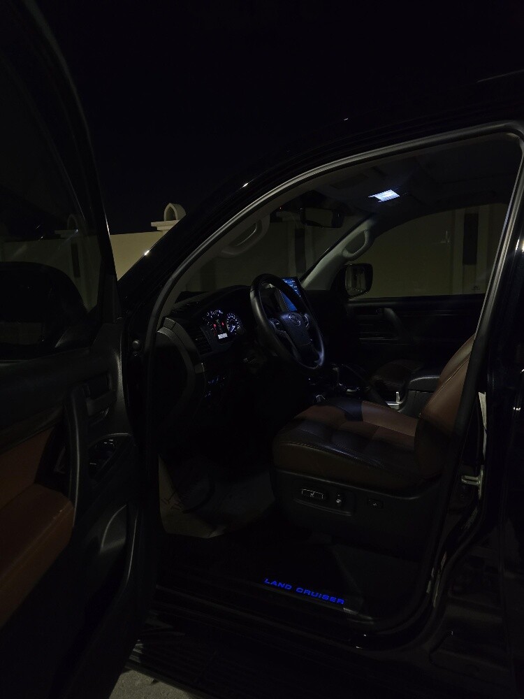 Low km Landcruiser V8 Black Edition - 8