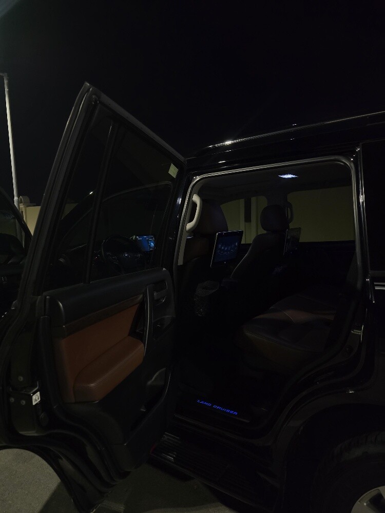 Low km Landcruiser V8 Black Edition - 10