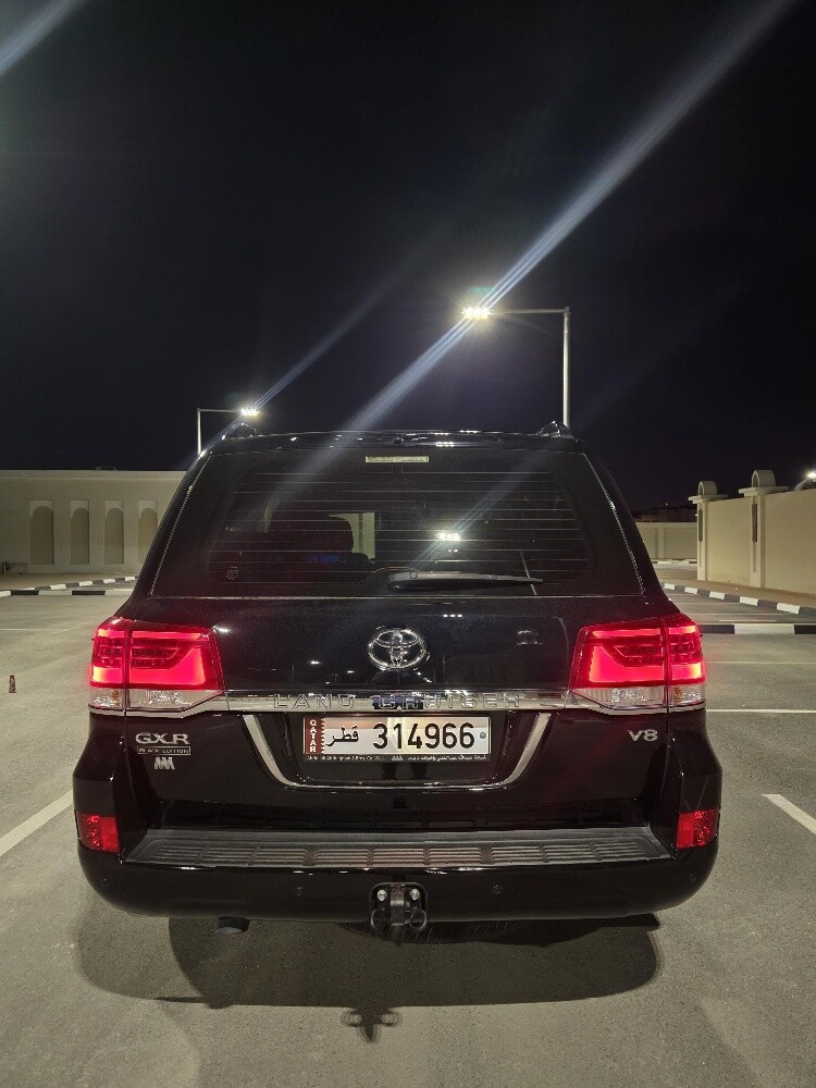 Low km Landcruiser V8 Black Edition - 4
