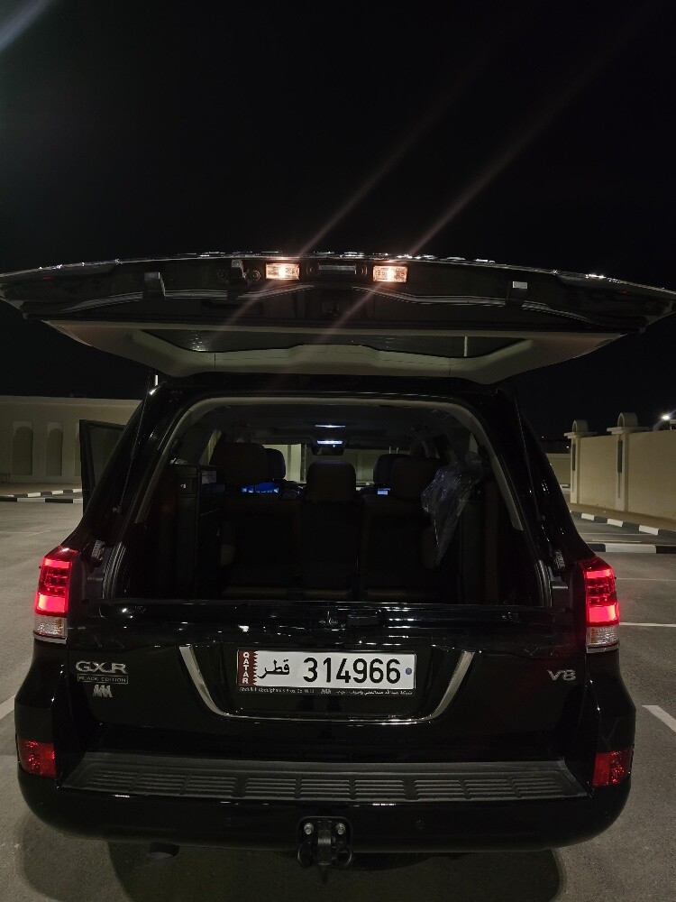 Low km Landcruiser V8 Black Edition - 11